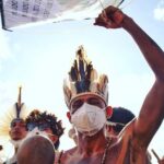 Alice Braga Instagram - Se o Estado brasileiro não demarca os territórios indígenas, os próprios povos demarcam simbolicamente agora a Praça dos Três Poderes com as 1.296 placas que deveriam estar em diversas terras pelo país. Mais que placas, estamos falando de diversos povos que ainda esperam pela finalização de seus processos demarcatórios, são 530 terras que nem se encontram com processos abertos. 521 anos de Brasil, 32 anos de Constituição e continuamos a ser testemunhas da negligência ao direito mais básico dos indígenas. No caminho oposto, processos para garantir a invasores a legalidade de suas ilegalidades só aumentam, com apoio incondicional do Congresso e do Executivo. Até quando esta equação continuará subtraindo dos #PovosIndígenas seus direitos, suas terras e suas vidas? Chega de impunidade. O Brasil, apesar da recusa de muitos, sempre será um território indígena #DemarcaçãoJá