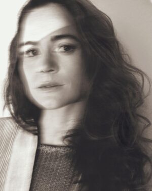 Alice Braga Instagram - Dessas coisas legais de fazer na vida: fotografar a coleção collab da @neriage_ com @stellaartoisbrasil, com um monte de gente querida por perto, peças lindas e uma cervejinha gelada (sempre disse que era boa de bar). O meu dia de modelo foi do jeito que eu gosto, no tempo de ser feliz hoje.   Todos esses looks lindos, criados pela @rafaellacaniello, já estão na loja da Neriage. Aliás, qual o seu favorito nas fotos?   #StellaArtois #VidaArtois #SPFW #publi #apreciecommoderacao