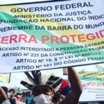 Alice Braga Instagram - Se o Estado brasileiro não demarca os territórios indígenas, os próprios povos demarcam simbolicamente agora a Praça dos Três Poderes com as 1.296 placas que deveriam estar em diversas terras pelo país. Mais que placas, estamos falando de diversos povos que ainda esperam pela finalização de seus processos demarcatórios, são 530 terras que nem se encontram com processos abertos. 521 anos de Brasil, 32 anos de Constituição e continuamos a ser testemunhas da negligência ao direito mais básico dos indígenas. No caminho oposto, processos para garantir a invasores a legalidade de suas ilegalidades só aumentam, com apoio incondicional do Congresso e do Executivo. Até quando esta equação continuará subtraindo dos #PovosIndígenas seus direitos, suas terras e suas vidas? Chega de impunidade. O Brasil, apesar da recusa de muitos, sempre será um território indígena #DemarcaçãoJá
