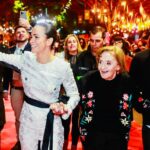 Alice Braga Instagram – Como vocês já devem ter percebido, não sou muito boa por aqui, sempre apareço depois.
Mas demorei porque queria viver cada momento, cada segundo do presente, desse dia tão especial e potente.
Uma honra receber homenagem ao lado dessas mulheres. 
Obrigada @festivaldecinemadegramado 
Que noite mágica.
Viva Laura Cardoso! 

Styling : genia máxima @ritalazzarotti 
Make : amigo querido @sennarafael 
Look : uma honra vestir @chanelofficial

Foto: Edison Vara / Agência Pressphoto