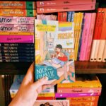 Alice Oseman Instagram – So I’ve heard some of you have found out a little secret… the new UK paperback of NICK AND CHARLIE, out February 29th, features a new short story by me! You’ll get to read about Nick’s first day at university, entirely in the form of Nick and Charlie’s texts to each other. I’m sure Nick’s first day will be totally fine and absolutely nothing will go wrong whatsoever! 😁
I’m also excited to share that if you preorder any of the new UK paperbacks of my novels (out Feb 29th) from any of the bookshops listed below, you’ll receive an exclusive print of Pip and Rooney from Loveless! Preorder from one of these bookshops by midnight on Wednesday 21st:
@dial_lane_books
@gayonwye
@gayprideshopuk
@gaysthewordbookshop
@griffinbooksuk
@mainstreethare
@mrbsemporium
@portybooks
@queerlituk
@wonderlandbookshop
!!! 📚✨👏
(T&Cs: Participating bookshops only. Only one A5 print per customer. Orders must be placed by midnight on Wednesday 21st February. Print will be shipped with order.)