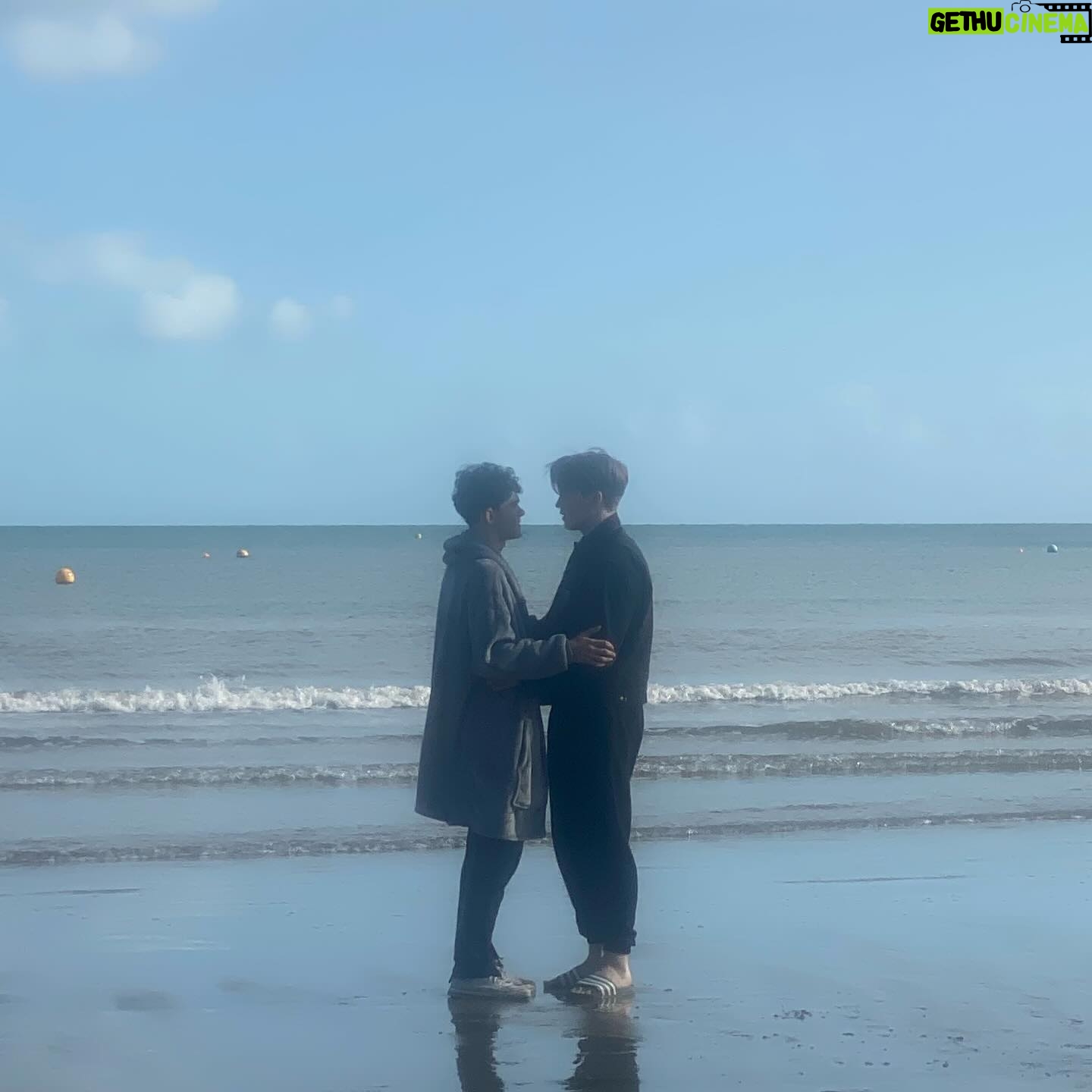 Alice Oseman - 803.4K Likes - Heartstopper S3 is wrapping TODAY! 🎬
We have a few more hours of our final day to get through, but I wanted to express how deeply grateful I am to the cast and crew for their hard work, dedication, skill and endurance over the past 11 weeks, and for once again bringing a season of Heartstopper to life. Season 3 takes Heartstopper into uncharted territory and it presented a range of new challenges for our cast and crew, but everyone did the most incredible job and I am so excited to share what we’ve all been working on.
Now back to our final shooting day of this season… 🌊