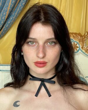 Alice Pagani Instagram - I’m stuck in XVIII century 👸🏻