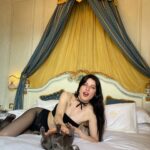 Alice Pagani Instagram - I’m stuck in XVIII century 👸🏻