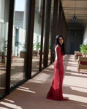 Alice Pagani Instagram - I’m in love with this amazing dress!

Congrats for the @ferragamo show @_maximiliandavis_ 👏🏻🌹#MFW

Thanks to my dream team 
@upgradeartist 
photo @ilariaieie 
styling @riccardomariachiacchio 
make up @nikipinna 
hair @fulviatellone