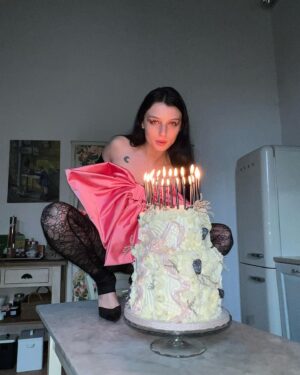Alice Pagani Instagram -  25 🎀

Thank you all for the birthday wishes!✨