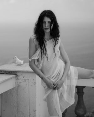 Alice Pagani Instagram - it looks like a dream ! ✨

photo by @nicholas.fols 
styling by @riccardomariachiacchio 
make up by @annalisaespositore.mua