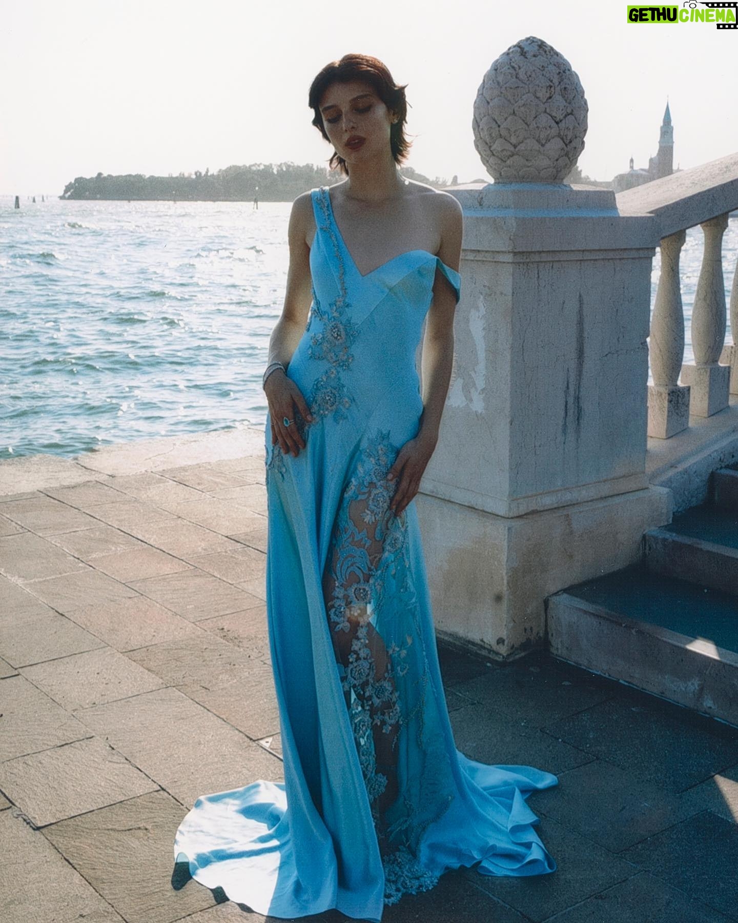 Alice Pagani Instagram - At the 80th 🌊 @labiennale Thanks to my fabulous team !✨ photo @ilariaieie styling @riccardomariachiacchio dress @antoniomarrasofficial jewels @tiffanyandco make up @nikipinna hair @salonesantagnese photographer’s assistants @ginger_gio @lorenzoferranti_ Agency @upgradeartist ❤️ #adv