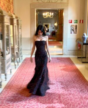 Alice Pagani Instagram - Redpass in Venice 💔

Photo @ilariaieie 
Styling @riccardomariachiacchio 
Make up @nikipinna @armanibeauty 
Hair @stefania_giannico_ 
Dress @giorgioarmani 
Jewels @bulgari 
Agency @upgradeartist