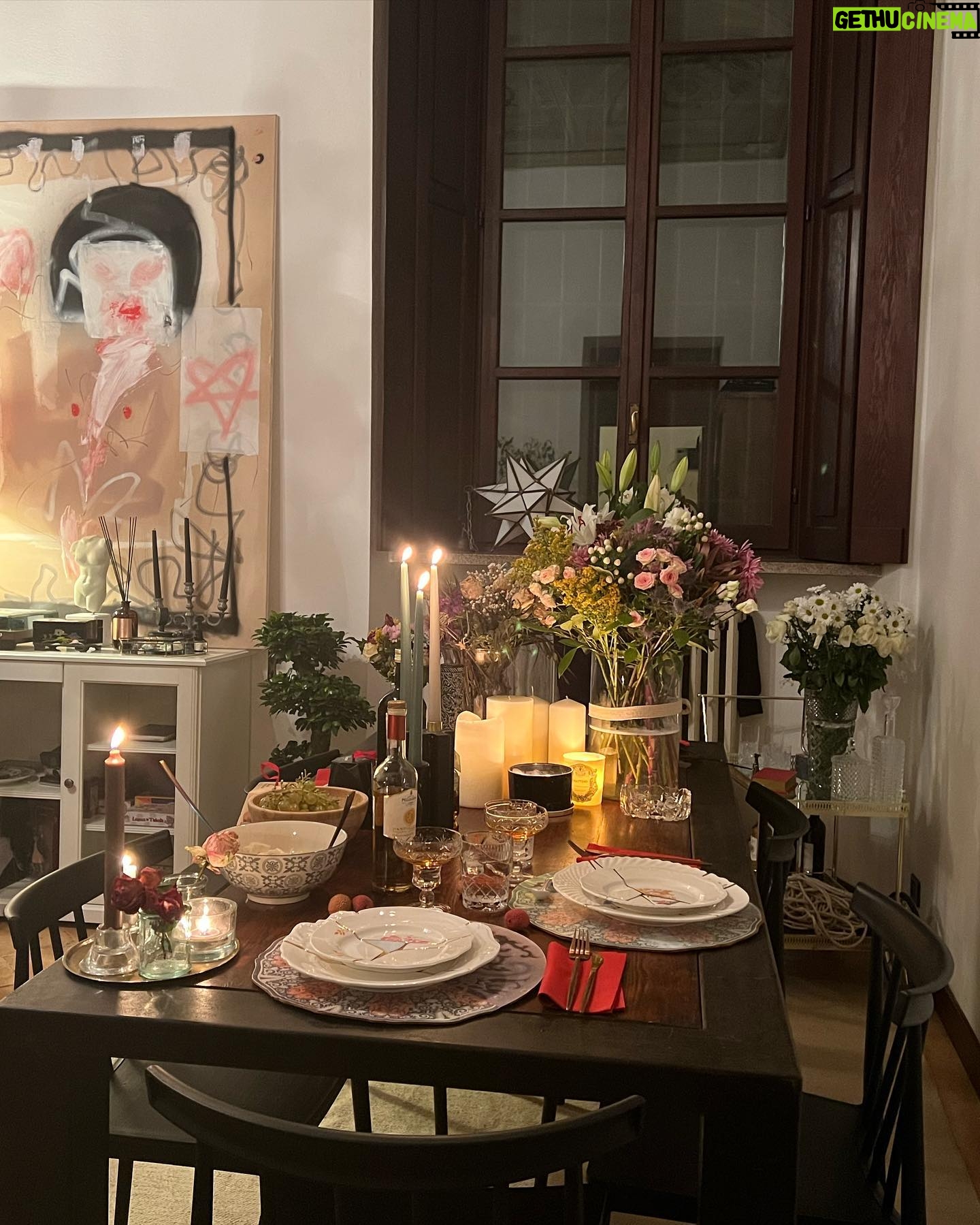 Alice Pagani Instagram - 2023 is starting and we have been furnishing our new country house for weeks. Our puppies love the new fireplace and yesterday we cooked chestnuts in it. It was magical. I am grateful that I spent these holidays in a warm house and for receiving so much love.