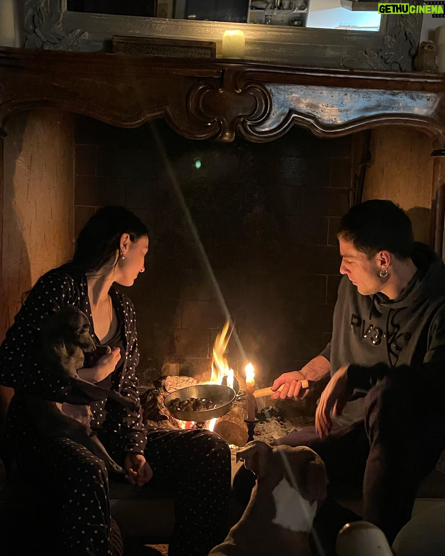 Alice Pagani Instagram - 2023 is starting and we have been furnishing our new country house for weeks. Our puppies love the new fireplace and yesterday we cooked chestnuts in it. It was magical. I am grateful that I spent these holidays in a warm house and for receiving so much love.