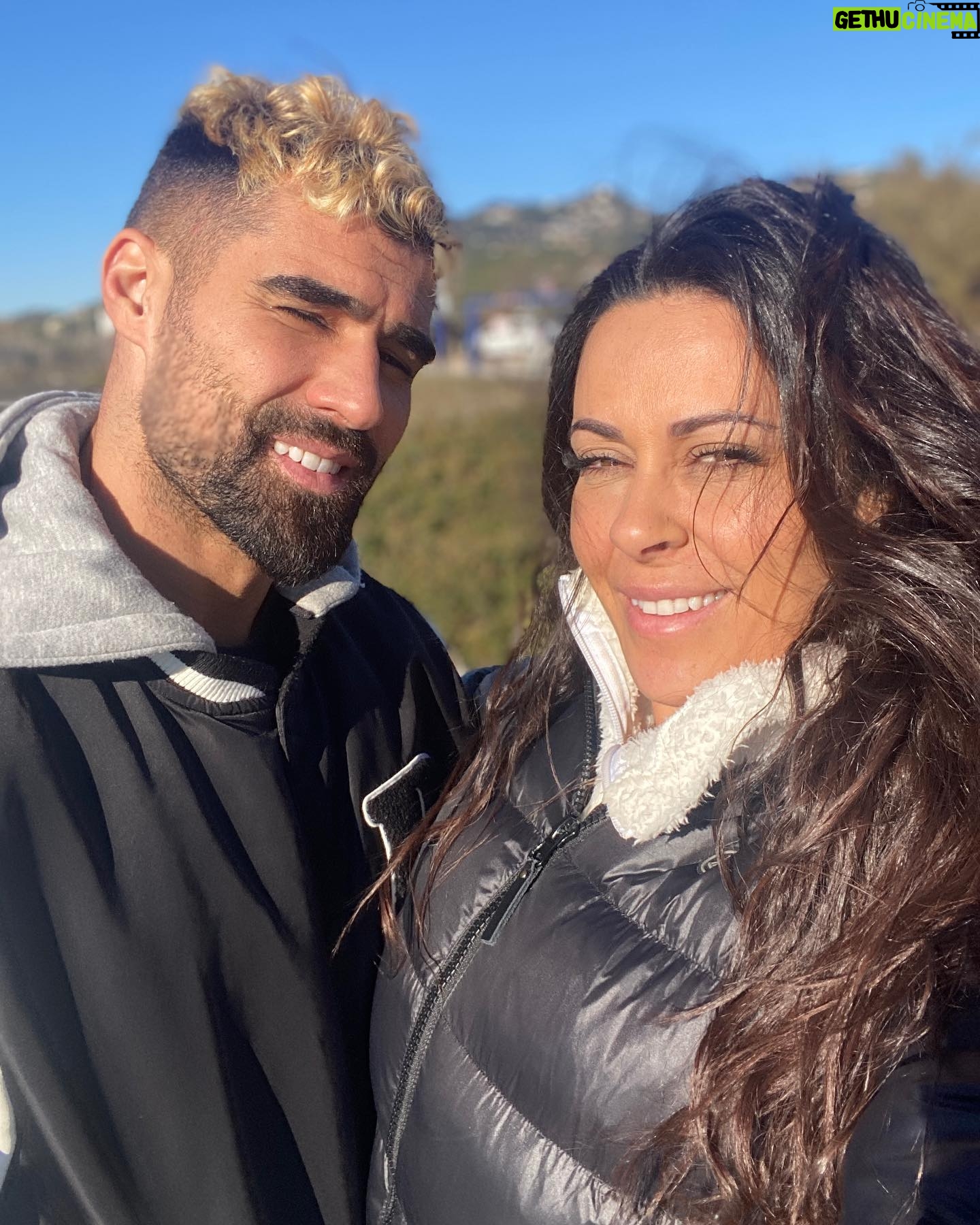 Alicia « Shanna » Kress Instagram - On voulait partager ce post avec vous, hier nous avons fait un tournage pour une des prochaine vidéo que vous découvrirez sur @fitness_camp_officiel ,(sûrement mercredi 😜) la journée c’était, tournage, repérage des lieux, d’ailleurs c’était la 1ere fois qu’on bossait avec cette équipe de vidéastes hyper sympa, un plaisir. On a tourné un challenge qu’on a complètement raté 😂 on vous le poste dans peu de temps, une cata j’me suis pissé dessus tellement j’ai rigolé 😂 Resté connectés 💪🏼 Pour la dernière photo c’était juste pour que vous imaginiez la température lol 😂