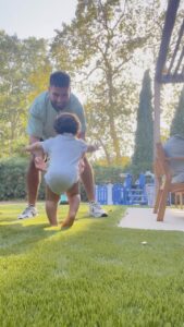 Alicia « Shanna » Kress Instagram - Loüka marche 🥹 Tes premiers pas mon trésor, papa et maman sont tellement fiers, non pas parce que tu marches à 9 mois, mais parce que tous les jours ton visage s’illumine de curiosité pour tout ce que tes mains ou tes yeux rencontrent.. On est fiers de l’amour qu’on partage tous les trois mais fiers aussi des galères qui commencent à devoir te courir derrière ! #babywalker #babyboy #bebé #marche #papa