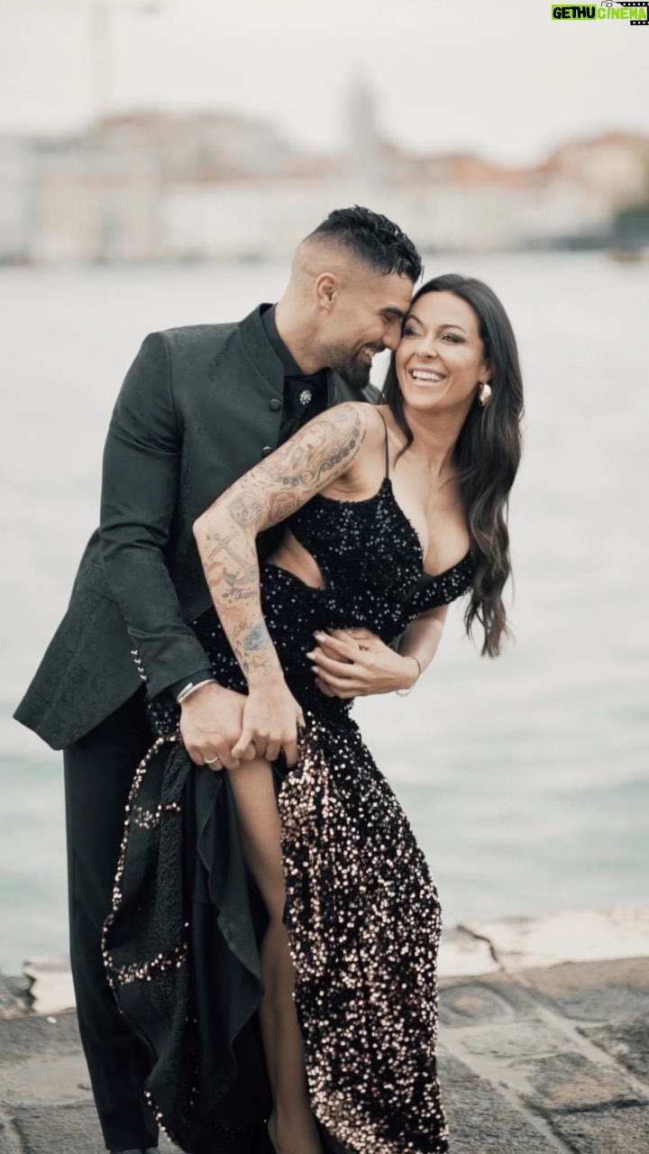 Alicia « Shanna » Kress Instagram - 3 ans ❤️ Tu es la plus belle surprise que m’a faite la vie ! L’amour n’est pas un long fleuve tranquille, c’est un put** d’océan agité dans lequel je veux nager à vie à tes côtés ! Merci de m’avoir trouvé ma moitié et Merci de m’aimer plus que je pensais le mériter ❤️ Pour célébrer ce cap dont tout le monde parle (même les films) on s’est échappé en douce à Venise 🎭 et ni les amateurs paparazzis, ni la pluie, rien ! n’aurait pu gâcher ces jours suspendus dans le temps ❤️ On a Kiffé comme des évadés ! Merci beaucoup à @carlozanettifilmmaker pour cette superbe vidéo 🎥 si vous passez par l’Italie on vous le conseille ! Merci à @weddings_secrets pour les sublimes tenues, pour vos mariages ou événements n’hésitez pas 👗 Dites-nous si vous avez déjà été à Venise et pour quelle occasion ? 🇮🇹 #venise #3ans #loveislove #couplelove #veniceitaly