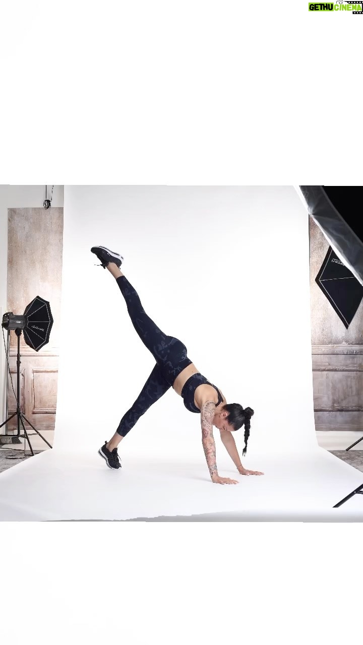 Alicia « Shanna » Kress Instagram - On travaille dur sur ce projet ça passe par des shootings « 727 photos lol 😱😳😂 » On a trop hâte de partager le projet avec vous, on bosse h24, dites nous en commentaires ce que vous aimeriez retrouver pour ce programme 😊 Ps : pour la photo de couverture je me suis fait une élongation 😂🤣