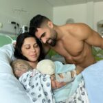 Alicia « Shanna » Kress Instagram – Bébé LOÜKA MATIJAS est né ❤️

Le plus beau jour de notre vie est arrivé, Notre fils est à nos côtés 🥹

Depuis ta naissance on sait ce que signifie d’être fiers et comblés, on est devenus ton Papa et ta Maman 👶

Et puisque tes parents t’ont attendu toute leur vie, on a décidé de se couper du monde, de créer une bulle d’amour pour profiter de chaque seconde de ton arrivée et pour apprendre à être les parents que tu mérites.

Ne nous en voulez pas les amis si on n’est pas très présents pour le moment, on a besoin de profiter avant que le temps nous échappe ☺️
Depuis près d’une semaine on a rejoint notre petit nuage.. et on ne sait pas quand on y redescendra..
Mais pour nos souvenirs, autant que pour faire plaisir à ceux qui nous soutiennent et à  la vue des messages qu’on reçoit, qui nous aiment aussi.. on vous partagera dès que possible une vidéo sur notre chaîne YouTube dans laquelle on découvrira l’accouchement et notre séjour à la maternité ❤️

Merci pour votre patience, et le tsunami d’amour 🙌