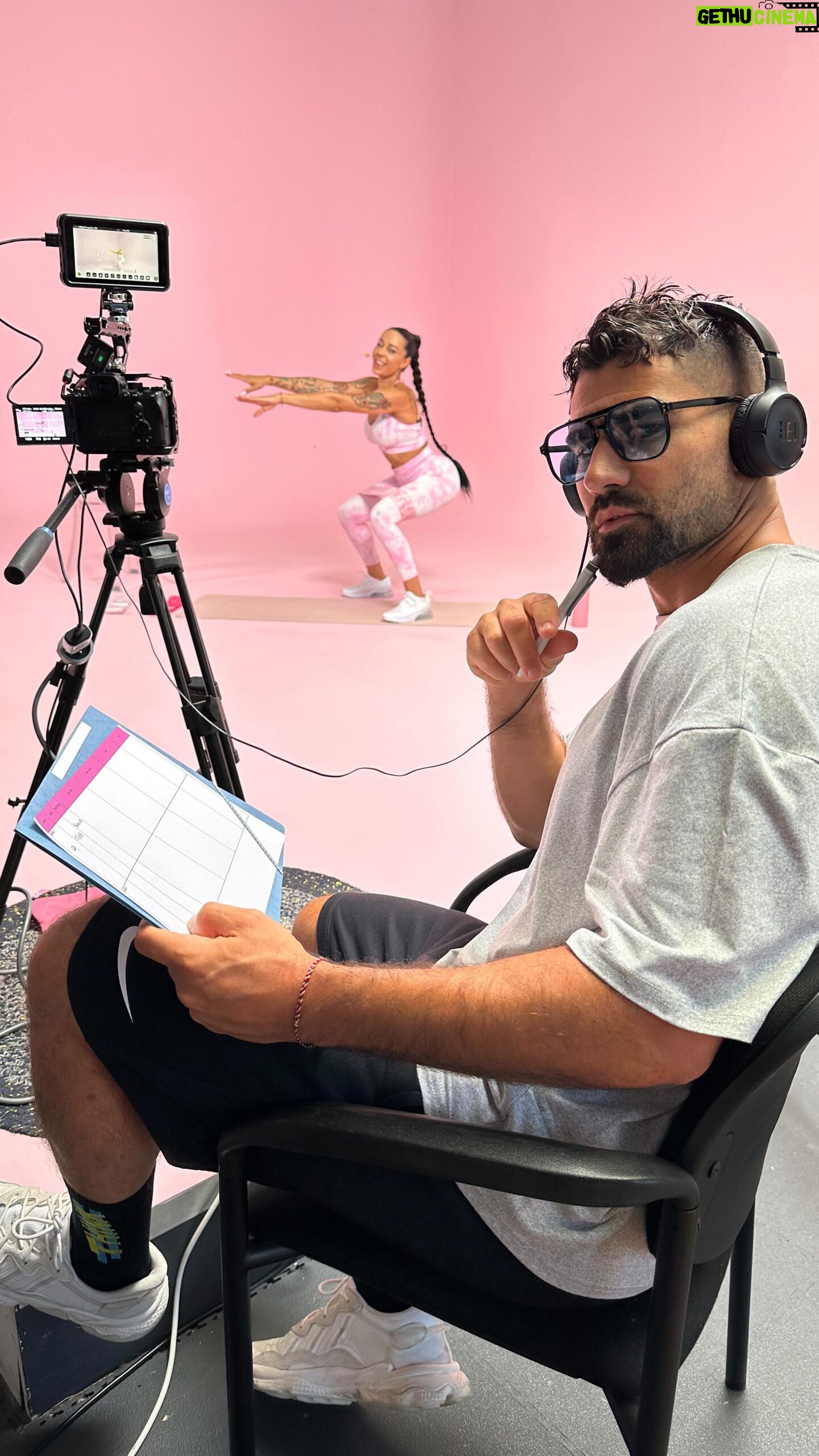 Alicia « Shanna » Kress Instagram - 🔥NOM du nouveau Programme : « BOOTY LOCO » ! Parce que grâce à ce challenge vous aurez un booty de fou 🍑 Qu’est-ce que tu penses de ce nom, motivant ? 😉 DEMAIN 18h on vous OFFRE la pochette officielle et c’est du très très lourd ☝🏻 #booty #bootygoals #bootybuilder #bootyworkouts #bootypump #bootyloco #fitnesscamp #programme #workout #workoutmotivation