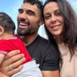 Alicia « Shanna » Kress Instagram – Un an jour pour jour où tu es arrivé mon fils! 😍♥️
Tu m’as transformé je suis une autre femme et je préfère tellement celle que je suis devenue grâce à toi et à ton papa 😍♥️🙏🏼
J’me rappelle,
moi qui disait “je ne sais pas si j’aurai l’instinct maternelle 😣”
😂😂😂 tu ne peux pas avoir plus l’instinct maternelle que moi 😂😍🙏🏼
Tous les jours on vit une aventure à tes côtés mon fils! Une aventure exceptionnelle Notre trésor ♥️♥️♥️♥️
Tellement hâte de découvrir la suite ♥️