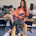Alicia « Shanna » Kress Instagram - Le son de l’été 🌞 Ma première chanson 😂 Comme tu le sais, pour chaque sortie d’un nouveau programme on crée une musique pour t’ambiancer en faisant ton sport 🎧 Aujourd’hui on a été en studio pour l’enregistrer et j’en suis maintenant convaincu : le ridicule ne tue pas 😅 heureusement que ma femme est là pour élever le niveau parce que je suis une quiche lorraine ! PS : l’expérience est enivrante et le son… VOUS ALLEZ KIFFER 🥳 Si tu ne veux pas rater ça : inscris-toi gratuitement pour devenir V.I.P ! (Lien dans nos bios et nos stories 😉) ALORS QUI PENSE QUE CE SON VA DEVENIR LE SON DE L’ÉTÉ ? ☀️ #fitnesscamp #chanson #music #apprenti #studio #chanteur 🤣