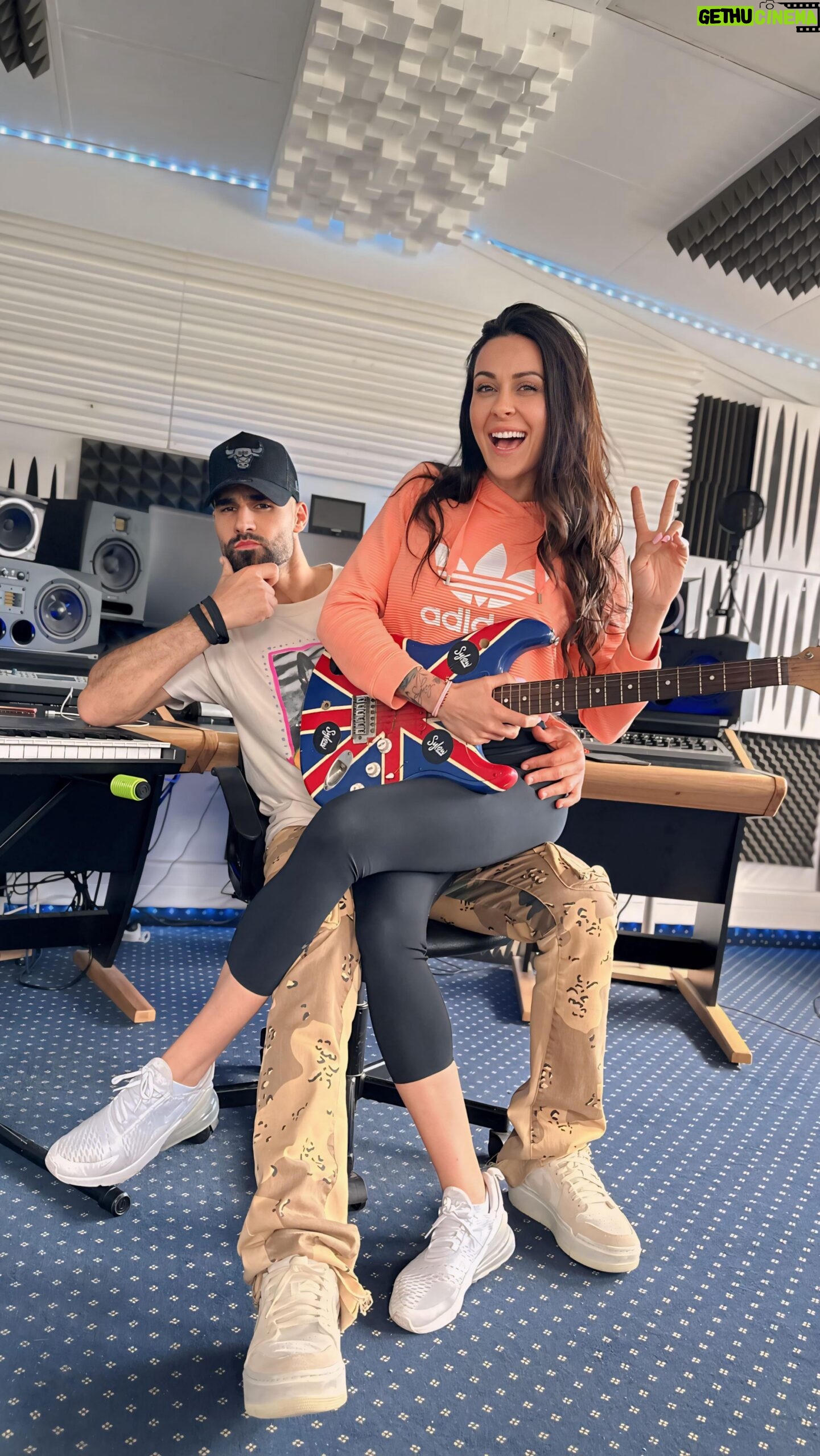 Alicia « Shanna » Kress Instagram - Le son de l’été 🌞 Ma première chanson 😂 Comme tu le sais, pour chaque sortie d’un nouveau programme on crée une musique pour t’ambiancer en faisant ton sport 🎧 Aujourd’hui on a été en studio pour l’enregistrer et j’en suis maintenant convaincu : le ridicule ne tue pas 😅 heureusement que ma femme est là pour élever le niveau parce que je suis une quiche lorraine ! PS : l’expérience est enivrante et le son… VOUS ALLEZ KIFFER 🥳 Si tu ne veux pas rater ça : inscris-toi gratuitement pour devenir V.I.P ! (Lien dans nos bios et nos stories 😉) ALORS QUI PENSE QUE CE SON VA DEVENIR LE SON DE L’ÉTÉ ? ☀️ #fitnesscamp #chanson #music #apprenti #studio #chanteur 🤣