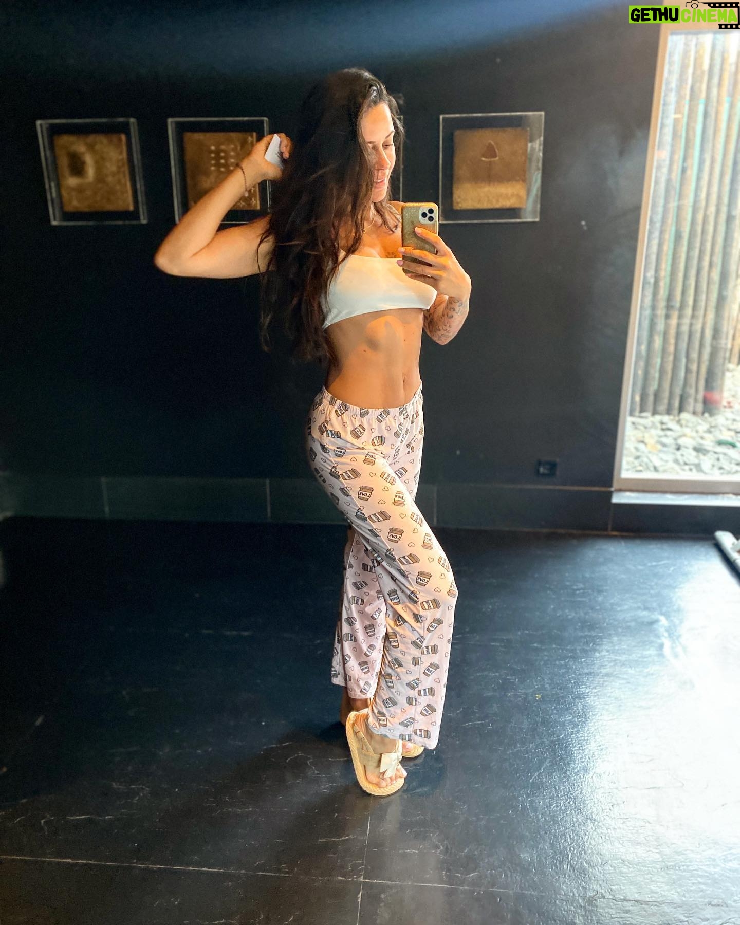 Alicia « Shanna » Kress Instagram - Quand je me lève le matin je kiff enfin ma silouhette J’ai du attendre 7 mois mais j’y suis arrivée 😍 Comme vous le savez j’en ai chié 😂💪🏼 Ma sage femme m’avait dit 9 mois pour faire et 9 mois pour défaire 🙏🏼 j’étais pas loin Je suis maman et femme mais je vis les 2 en étant très épanouie du fait qu’à j’ai pu retrouver ma silouhette ! C’était quelque chose qui était important pour moi 🙏🏼 En vrai je ne me pèse presque jamais parce qu’il faut savoir que le muscle pèse plus lourd que la graisse par contre c’est quand je me vois dans le miroir que je suis satisfaite ou non Prochaine étape un boule qui chamboule 😂💪🏼💥 Jvais y arriver ! Je continue @fitness_camp_officiel_ 💥💪🏼💪🏼 si vous avez envie de vous motiver avec moi cest l’Instagram de mon programme, de mes recettes ect… 😍 #team Bisous à tous bonne soirée