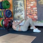 Alicia « Shanna » Kress Instagram - 🚨7 exos ventre plat 🚨 Aujourd’hui séance abdos! Swipe up vers la gauche ! Pour voir les exercices Pour chaque exos, je les fais une dizaine de fois, voir 15x et je recommence 3x. Ça m’arrive parfois de recommencé 1x de plus ! Donc 4x,pour que se soit bien intense !!! On active son mental et on bouge son boule les meufs lol 😂 Et vous, vous faites ce genre d’exos ? @fitness_camp_officiel #ventreplat #exerciceabdos #abdosmaison #avoirleventreplat #abdos #shannakress #fitnesscamp #fairedusport #motivation #activetonmental