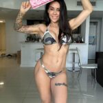 Alicia « Shanna » Kress Instagram - Tout est possible !!!! 😍 Certains diront que c’est Photoshop, j’appelle ça de la détermination! 💥💪🏼🔥 Quand je revois ces photos et ces vidéos 😫 Je suis montée jusqu’à 85kg après avoir accouché je pesais 78KG ! Il a fallut me reprendre en main! Et c’était pas gagner! 1 an et demi sans sport à bouffer toute la journée, 3 mois à être allité ma seule occupation la bouffe! Je ne me suis pas transformé en 10jours ou 1 mois ça m’a pris plus de 6mois mais me voilà aujourd’hui a 62kg !!!! 😍 Les photos en maillot on était prise aujourd’hui le 30 janvier 2024! Je poste ces photos et videos pour vous montrer qu’avec de l’acharnement, de la détermination on peut y arriver les amis ! Il ne faut pas lâcher même si parfois c’est difficile garde ton objectif en tête et va jusqu’au bout!!! J’ai suivi nos programmes de sport et alimentation si ça vous intéresse c’est sûr www.fitnesscamp.fr @fitness_camp_officiel en plus en ce moment c’est les soldes. 😍🥳 On a même fait un programme avec des alternatives sans sauts pour ceux qui ne peuvent pas sauter! A vous de jouer ! 💪🏼 Qui va venir rejoindre la team ?! @fitness_camp_officiel 😜 Allez motivation 😌