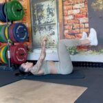 Alicia « Shanna » Kress Instagram - 🚨7 exos ventre plat 🚨 Aujourd’hui séance abdos! Swipe up vers la gauche ! Pour voir les exercices Pour chaque exos, je les fais une dizaine de fois, voir 15x et je recommence 3x. Ça m’arrive parfois de recommencé 1x de plus ! Donc 4x,pour que se soit bien intense !!! On active son mental et on bouge son boule les meufs lol 😂 Et vous, vous faites ce genre d’exos ? @fitness_camp_officiel #ventreplat #exerciceabdos #abdosmaison #avoirleventreplat #abdos #shannakress #fitnesscamp #fairedusport #motivation #activetonmental