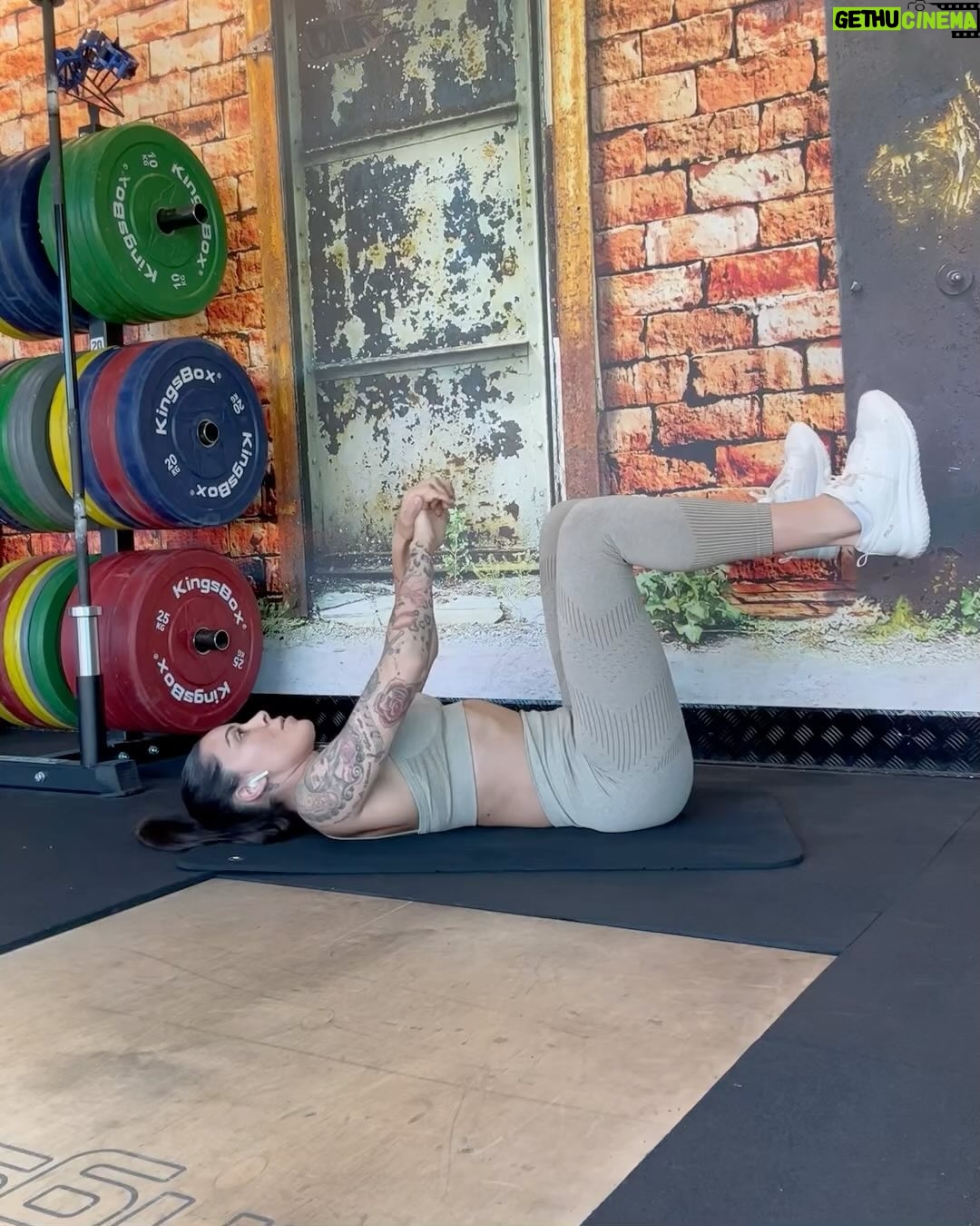 Alicia « Shanna » Kress Instagram - 🚨7 exos ventre plat 🚨 Aujourd’hui séance abdos! Swipe up vers la gauche ! Pour voir les exercices Pour chaque exos, je les fais une dizaine de fois, voir 15x et je recommence 3x. Ça m’arrive parfois de recommencé 1x de plus ! Donc 4x,pour que se soit bien intense !!! On active son mental et on bouge son boule les meufs lol 😂 Et vous, vous faites ce genre d’exos ? @fitness_camp_officiel #ventreplat #exerciceabdos #abdosmaison #avoirleventreplat #abdos #shannakress #fitnesscamp #fairedusport #motivation #activetonmental