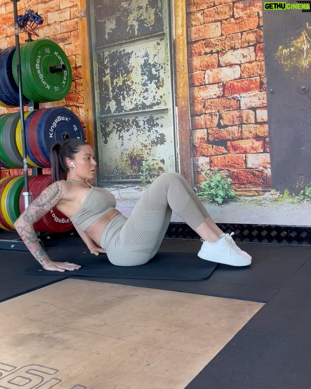 Alicia « Shanna » Kress Instagram - 🚨7 exos ventre plat 🚨 Aujourd’hui séance abdos! Swipe up vers la gauche ! Pour voir les exercices Pour chaque exos, je les fais une dizaine de fois, voir 15x et je recommence 3x. Ça m’arrive parfois de recommencé 1x de plus ! Donc 4x,pour que se soit bien intense !!! On active son mental et on bouge son boule les meufs lol 😂 Et vous, vous faites ce genre d’exos ? @fitness_camp_officiel #ventreplat #exerciceabdos #abdosmaison #avoirleventreplat #abdos #shannakress #fitnesscamp #fairedusport #motivation #activetonmental