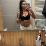 Alicia « Shanna » Kress Instagram - Tout est possible !!!! 😍 Certains diront que c’est Photoshop, j’appelle ça de la détermination! 💥💪🏼🔥 Quand je revois ces photos et ces vidéos 😫 Je suis montée jusqu’à 85kg après avoir accouché je pesais 78KG ! Il a fallut me reprendre en main! Et c’était pas gagner! 1 an et demi sans sport à bouffer toute la journée, 3 mois à être allité ma seule occupation la bouffe! Je ne me suis pas transformé en 10jours ou 1 mois ça m’a pris plus de 6mois mais me voilà aujourd’hui a 62kg !!!! 😍 Les photos en maillot on était prise aujourd’hui le 30 janvier 2024! Je poste ces photos et videos pour vous montrer qu’avec de l’acharnement, de la détermination on peut y arriver les amis ! Il ne faut pas lâcher même si parfois c’est difficile garde ton objectif en tête et va jusqu’au bout!!! J’ai suivi nos programmes de sport et alimentation si ça vous intéresse c’est sûr www.fitnesscamp.fr @fitness_camp_officiel en plus en ce moment c’est les soldes. 😍🥳 On a même fait un programme avec des alternatives sans sauts pour ceux qui ne peuvent pas sauter! A vous de jouer ! 💪🏼 Qui va venir rejoindre la team ?! @fitness_camp_officiel 😜 Allez motivation 😌