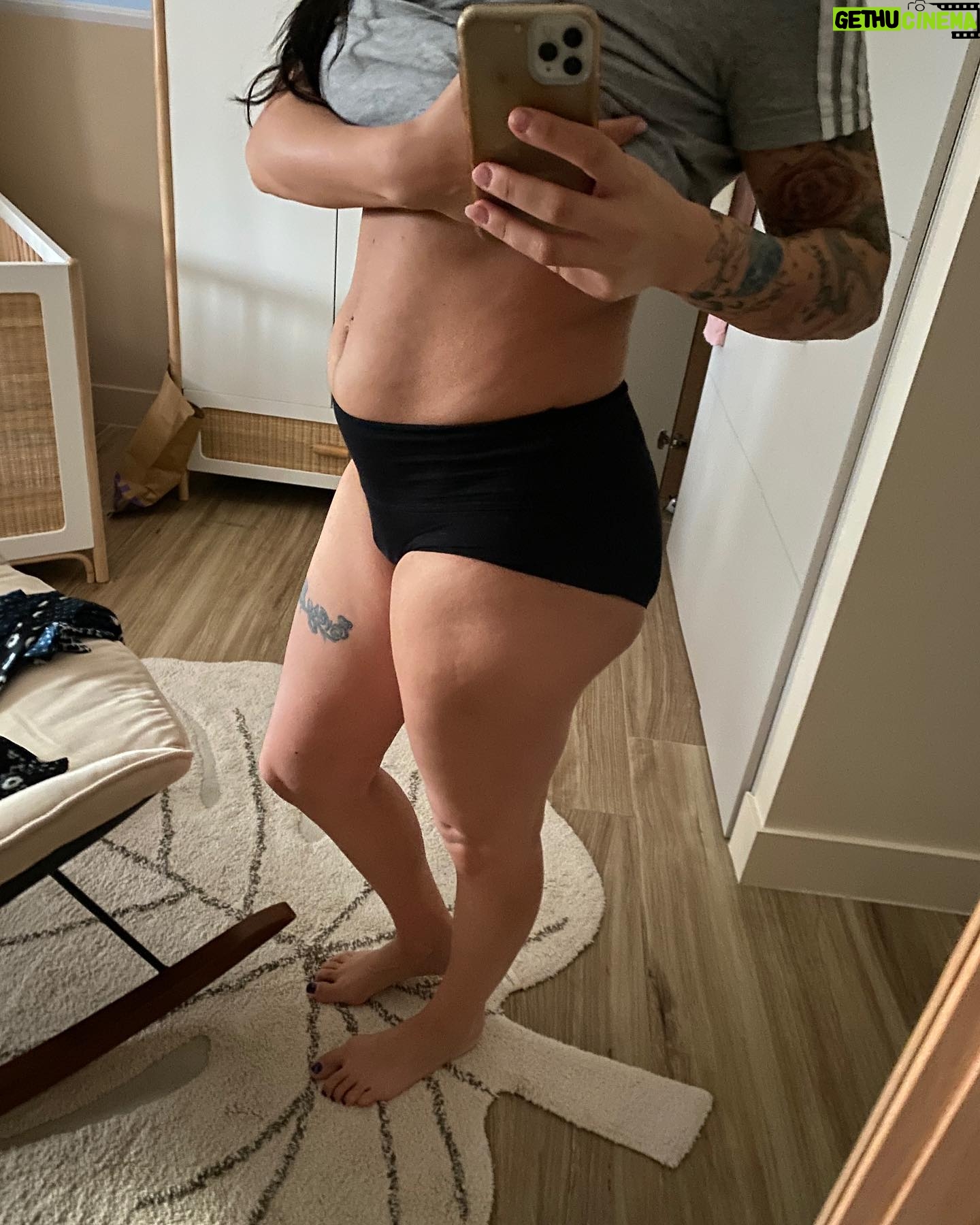 Alicia « Shanna » Kress Instagram - Tout est possible !!!! 😍 Certains diront que c’est Photoshop, j’appelle ça de la détermination! 💥💪🏼🔥 Quand je revois ces photos et ces vidéos 😫 Je suis montée jusqu’à 85kg après avoir accouché je pesais 78KG ! Il a fallut me reprendre en main! Et c’était pas gagner! 1 an et demi sans sport à bouffer toute la journée, 3 mois à être allité ma seule occupation la bouffe! Je ne me suis pas transformé en 10jours ou 1 mois ça m’a pris plus de 6mois mais me voilà aujourd’hui a 62kg !!!! 😍 Les photos en maillot on était prise aujourd’hui le 30 janvier 2024! Je poste ces photos et videos pour vous montrer qu’avec de l’acharnement, de la détermination on peut y arriver les amis ! Il ne faut pas lâcher même si parfois c’est difficile garde ton objectif en tête et va jusqu’au bout!!! J’ai suivi nos programmes de sport et alimentation si ça vous intéresse c’est sûr www.fitnesscamp.fr @fitness_camp_officiel en plus en ce moment c’est les soldes. 😍🥳 On a même fait un programme avec des alternatives sans sauts pour ceux qui ne peuvent pas sauter! A vous de jouer ! 💪🏼 Qui va venir rejoindre la team ?! @fitness_camp_officiel 😜 Allez motivation 😌