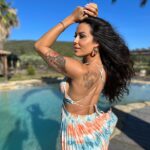 Alicia « Shanna » Kress Instagram - C’est quoi vos tenues préférées l’été ? Perso robe longue 😍