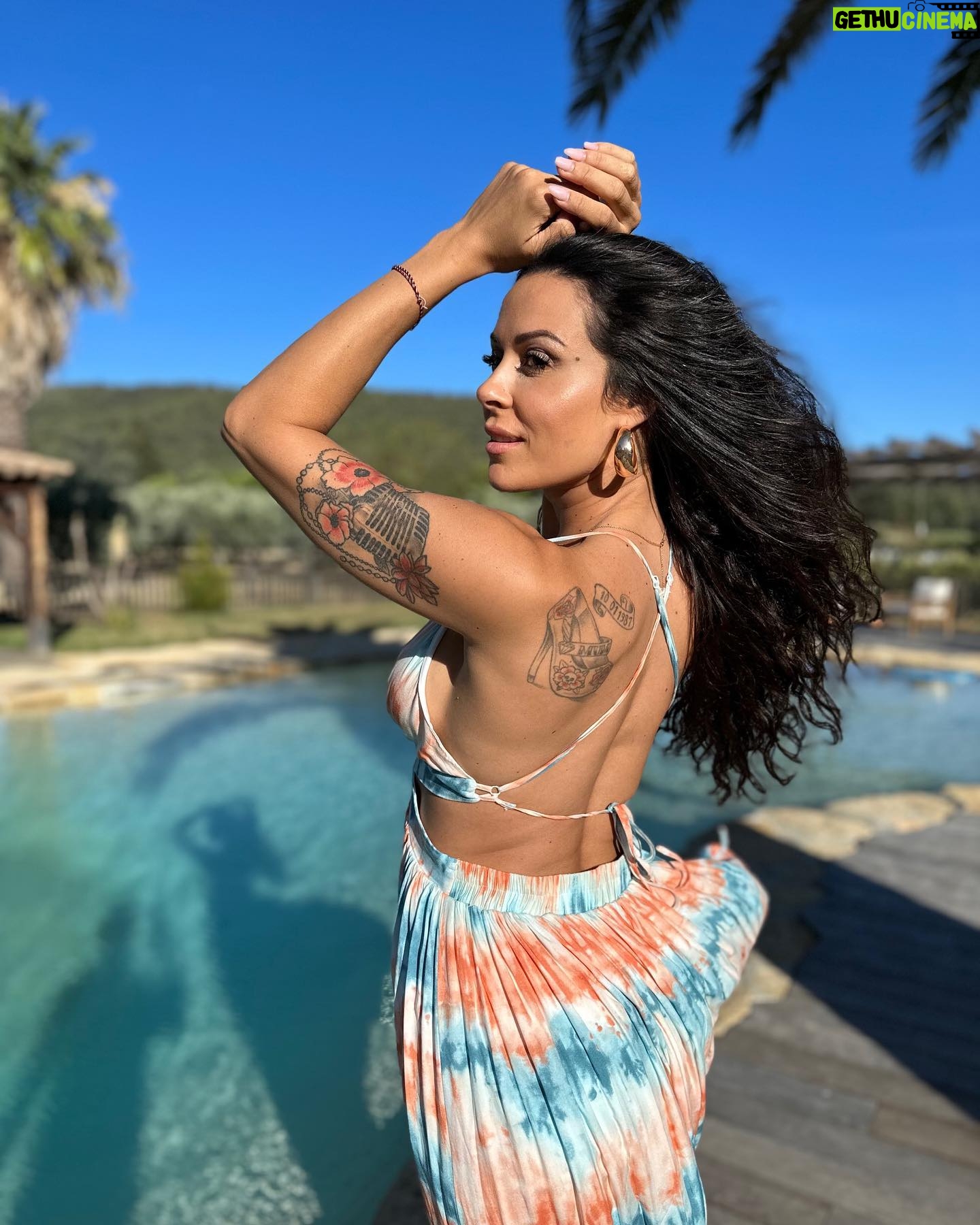 Alicia « Shanna » Kress Instagram - C’est quoi vos tenues préférées l’été ? Perso robe longue 😍