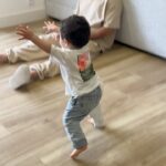 Alicia « Shanna » Kress Instagram - Loüka fait un nouveau truc et mon namour est en panique à chaque fois, je ne sais pas ce qui est le plus drôle lol 😂 Mon fils qui découvre qu’il peut se mettre au sol d’une manière différente ou papa qui a peur pour la tête 😂😍 Tous les soirs entre 18-19h c’est la même ambiance 😂😂😂😂😍😍😍😍♥️♥️♥️