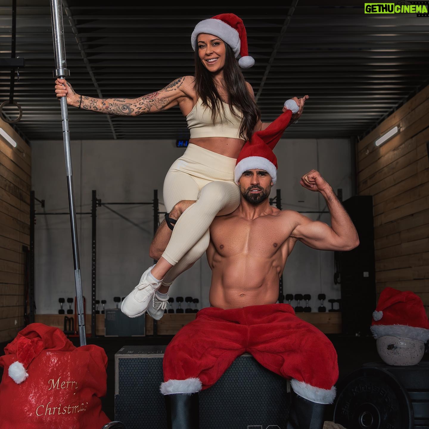 Alicia « Shanna » Kress Instagram - À toutes celles et ceux qui sont seuls pour Noël ..on pense à vous ! C’est aussi ça la magie des réseaux sociaux, nous rapprocher et nous empêcher d’être complètement seuls alors même si c’est pas grand chose sachez que vous êtes dans nos pensées et qu’on vous souhaite chaleureusement un joyeux réveillon 🙏🏻 Beaucoup nous disent « noël c’est plus pareil », ou que plus les années passent « moins nous sommes nombreux ».. 😞 On laisse tomber toute pensée négative le temps un instant, on a envie de se laisser emporter par un peu de magie ! Bonne soirée aussi magique que possible à tous les soldats 💫 PS : faire ce post fut tres périlleux 😂 —> photo numéro 2 🤪 #noël #noel2023 #couplelove #couplesphotography #coupleshot #workouttime