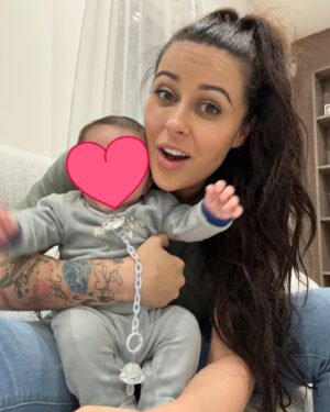 Alicia « Shanna » Kress Instagram - Quel kiff tous les jours 😍
Incroyable par contre c’est normal qu’à 3 mois il veuille déjà se mettre debout ?! 😳😂😍
À quel âge votre bébé a voulu sassoir et se mettre debout ?
