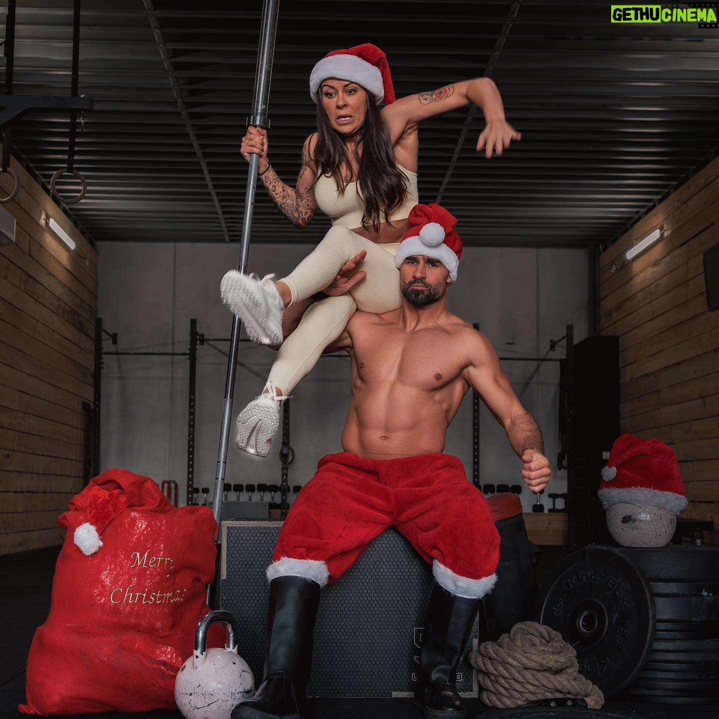 Alicia « Shanna » Kress Instagram - À toutes celles et ceux qui sont seuls pour Noël ..on pense à vous ! C’est aussi ça la magie des réseaux sociaux, nous rapprocher et nous empêcher d’être complètement seuls alors même si c’est pas grand chose sachez que vous êtes dans nos pensées et qu’on vous souhaite chaleureusement un joyeux réveillon 🙏🏻 Beaucoup nous disent « noël c’est plus pareil », ou que plus les années passent « moins nous sommes nombreux ».. 😞 On laisse tomber toute pensée négative le temps un instant, on a envie de se laisser emporter par un peu de magie ! Bonne soirée aussi magique que possible à tous les soldats 💫 PS : faire ce post fut tres périlleux 😂 —> photo numéro 2 🤪 #noël #noel2023 #couplelove #couplesphotography #coupleshot #workouttime