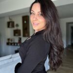 Alicia « Shanna » Kress Instagram – Les meufs ! Vous utilisez quoi pour vos cheveux? Perso j’essaye vraiment d’en prendre soin, que se soit les soins que j’utilise ou couper les pointes assez souvent, les plaques j’évite au max, d’ailleurs avec la chute d’hormones j’en ai tellement perdu 😣 mais j’ai de la chance d’avoir une bonne masse et surtout vraiment j’essaye d’en prendre soin.
Vous utilisez quoi pour vos cheveux dites moi en commentaires ça peut servir ☺️ bisous