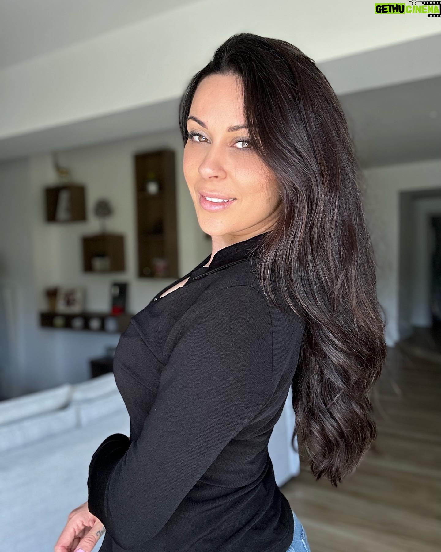 Alicia « Shanna » Kress Instagram - Les meufs ! Vous utilisez quoi pour vos cheveux? Perso j’essaye vraiment d’en prendre soin, que se soit les soins que j’utilise ou couper les pointes assez souvent, les plaques j’évite au max, d’ailleurs avec la chute d’hormones j’en ai tellement perdu 😣 mais j’ai de la chance d’avoir une bonne masse et surtout vraiment j’essaye d’en prendre soin. Vous utilisez quoi pour vos cheveux dites moi en commentaires ça peut servir ☺️ bisous