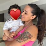 Alicia « Shanna » Kress Instagram – INCROYBALE au quotidien♥️
Je ne sais pas si vous l’avez vu dans nos derniers posts mais ça y’est Loùka marche 😍, ça passe tellement vite 
2 dents en bas déjà celles du haut qui poussent 😍🫣 il vient d’avoir 10 mois 

En fait tu te rends compte que chaque étape est juste incroyable 😍
Les fous rires 😍😂🙏🏼, les moments lecture, quand il mange, bref 
on est en admiration devant chaque geste qu’il peut faire 
😍😂
On m’avait dit que d’être maman, d’être parents 
ça changeait mais il est vrai que c’est assez incroyable 😍 ce que l’on vit 🙏🏼😍♥️
Et ce n’est que le début 
Nous profitons avec lui tous les jours nous avons cette chance de l’avoir avec nous à la maison c’est juste magique 🙏🏼🙏🏼🙏🏼🙏🏼♥️♥️♥️♥️