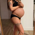 Alicia « Shanna » Kress Instagram - Devenir maman 😍 Je fête Ma 1ere fête des mères aujourd’hui et comme vous le savez c’est dans notre dernier vlog le lien dans ma bio ❤️ Bonne fête à toutes les mamans ❤️ Merci à toi mon namour qui m’a tellement soutenu dans les moments difficiles et tu es tellement un papa exceptionel ! ❤️😍🙏🏼