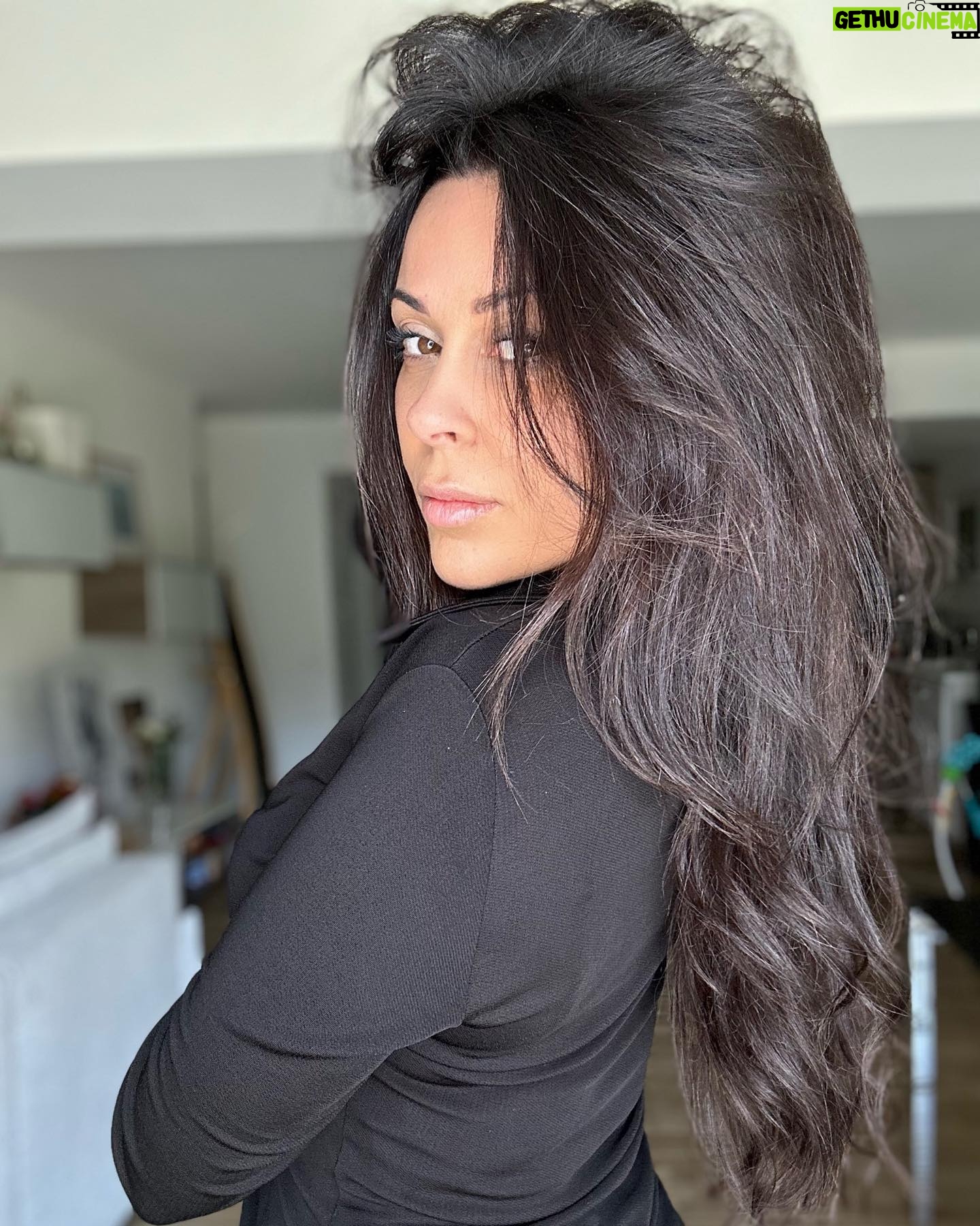Alicia « Shanna » Kress Instagram - Les meufs ! Vous utilisez quoi pour vos cheveux? Perso j’essaye vraiment d’en prendre soin, que se soit les soins que j’utilise ou couper les pointes assez souvent, les plaques j’évite au max, d’ailleurs avec la chute d’hormones j’en ai tellement perdu 😣 mais j’ai de la chance d’avoir une bonne masse et surtout vraiment j’essaye d’en prendre soin. Vous utilisez quoi pour vos cheveux dites moi en commentaires ça peut servir ☺️ bisous