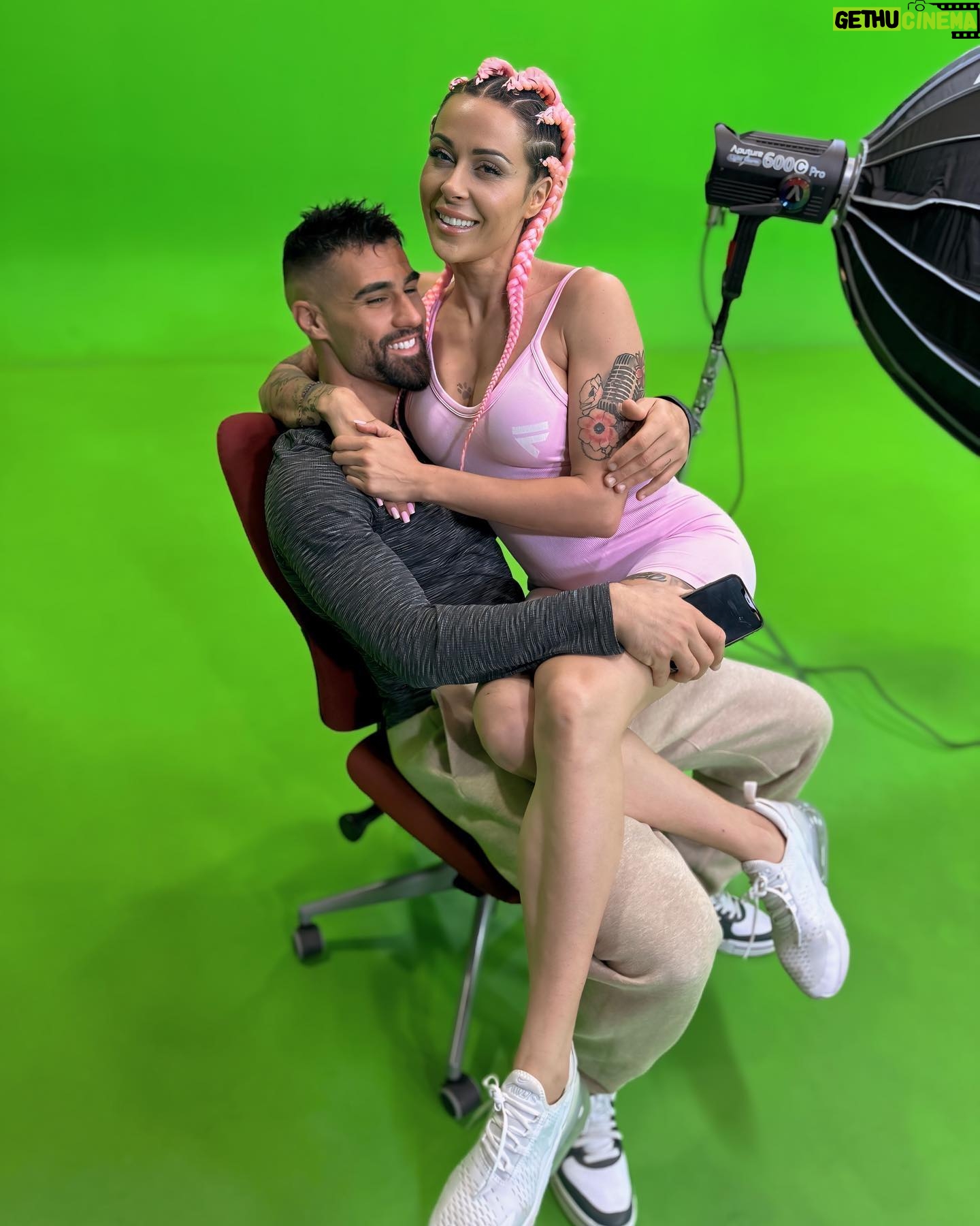 Alicia « Shanna » Kress Instagram - Rdv dimanche !!! 💥 1ere photo trouver l’erreur lol 😂💪🏼♥️ Un fond vert permet de pouvoir incruster n’importe quel décor ou paysage en « BACKROUND » (arrière-plan) je vous ai mis quelques exemples, mais notre nouveau décor n’est pas dévoilé Enfin pas encore 🤯😍 Aujourd’hui on a tourner les dernières scènes! Restez connectés 🚨 Vous êtes pas prêt A votre avis quel est le nouveau décor ?! 😍 @fitness_camp_officiel Tellement hâte de vous dévoilez ce projet 🚨 Ps: toujours un plaisir de bosser avec nos équipes🙏🏼 #fitnesscamp #shannakress #jonathanmatijas #workout #pink
