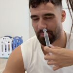 Alicia « Shanna » Kress Instagram - Je fais tout comme bébé 👶 Pendant 24h je me suis mis dans la peau de mon fils de 8mois 🤦🏻‍♂️ Retrouvez la vidéo complète sur notre chaîne YouTube « Un mec, Une meuf » ! Le lien est dans notre bio et notre Story 👌🏻 Mouche bébé, biberon, couches (parfois avec des surprises dedans pour maman 😂), purée bb, etc.. Un programme, je le reconnais très marrant à regarder pour vous mais bien moins drôle à vivre 😅 La vie de bébé c’est pas.. ouf ouf 😅 Qui aurait le courage de tenter l’expérience ? 😜 #bebe #papa #videodrole #24h #unmecunemeuf