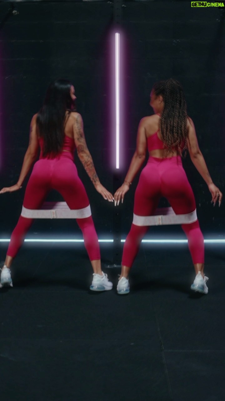 Alicia « Shanna » Kress Instagram - ENFIN LA DATE OFFICIELLE 💥 RDV ce dimanche 24 septembre pour le Lancement du tout nouveau programme FESSIER by @fitness_camp_officiel 🍑 C’est pas tout ! On lance en même temps NOS BANDES spéciales bas du corps EFFICACES et au design UNIQUES 😱 D’après vous comment va s’appeler ce programme ? 🫣 RÉPONSE demain à 18h dans notre nouveau post 🕕 #booty #programme #fitnesswomen #fitnessmotivation #motivationsport #bootygoals #bootybuilder #bootyworkouts #bootybands #bootypump