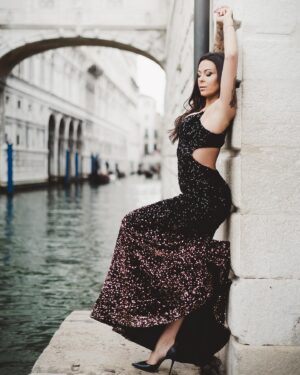 Alicia « Shanna » Kress Instagram - Quelle est votre photo préférée? ✨

📸 @cristina_viadana 
👗 @weddings_secrets 

#venise #love #amour
