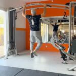 Alicia « Shanna » Kress Instagram - Jamais trop loin l’un de l’autre, même au sport 😋♥️ On s’entraîne chacun de notre côté et on se retrouve à la fin de la séance pour debrief de notre vie 😜♥️ Et Vous, vous avez un binôme de sport ou vous vous entraînez seul(e) ? Aujourd’hui j’ai fais une séance “Haut et Bas” du corps Bonne journée les amis et on oublie pas de restez motivés 😋💪🏼 #teammotive #fitnesscamp