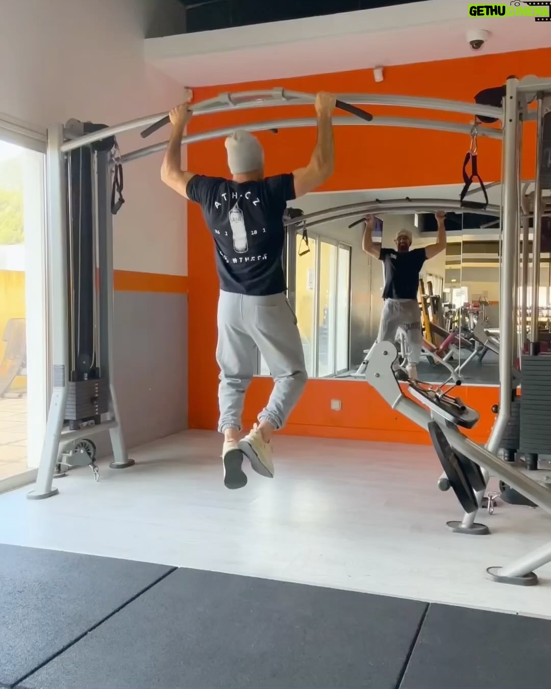 Alicia « Shanna » Kress Instagram - Jamais trop loin l’un de l’autre, même au sport 😋♥️ On s’entraîne chacun de notre côté et on se retrouve à la fin de la séance pour debrief de notre vie 😜♥️ Et Vous, vous avez un binôme de sport ou vous vous entraînez seul(e) ? Aujourd’hui j’ai fais une séance “Haut et Bas” du corps Bonne journée les amis et on oublie pas de restez motivés 😋💪🏼 #teammotive #fitnesscamp
