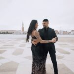 Alicia « Shanna » Kress Instagram – GAGNE TON VOYAGE DE RÊVE POUR 2 !! 🎭

On n’imaginait pas meilleur cadeau pour la St-Valentin que celui d’aller à Venise, la ville la plus romantique du monde ! 😍

Venise c’était LE voyage de nos rêves qu’on a pu réaliser il y a quelques semaines avec ma femme, alors on a décidé qu’on allait aussi VOUS en faire profiter !! 

Pour vous remercier de votre soutien incroyable, on offre la possibilité de gagner un voyage d’une valeur de 1000€ 💶 à Venise avec la personne de votre choix ! 

Pour y participer c’est très simple : 
🎭 Etre abonné à @fitness_camp_officiel
🎭 Identifie en commentaire ton partenaire de voyage 

Tirage au sort le mercredi 21 février 2024 !

Descriptif du lot :
•⁠ ⁠2 vols A/R Paris – Venise
•⁠ ⁠Séjour 3 jours / 2 nuits hôtel 4*, pension complète
•⁠ ⁠Activités : promenade en gondole dans les canaux de Venise, un restaurant italien gastronomique, une entrée dans un bal masqué typique de Venise (*sous réserve de conditions météorologiques et disponibilités)
•⁠ ⁠Valeur total du lot : 1000€

Bonne chance à tous ! 😍

Lien vers le règlement du jeu concours ici : https://fitnesscamp.fr/pages/reglement-concours-voyage-a-venise

#concours #jeuconcours #venise #giveaway #travelgiveaway